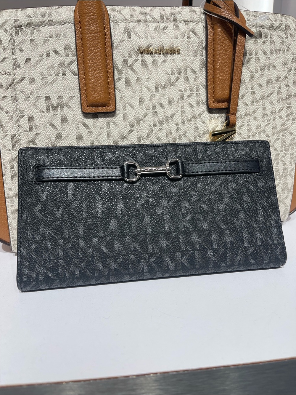 Michael Kors Carson Large Signature Logo Bifold Snap Wallet
Black
NWT - Picture 1 of 16